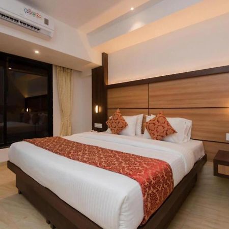 נאווי מומבאי Hotel Mourya Residency מראה חיצוני תמונה