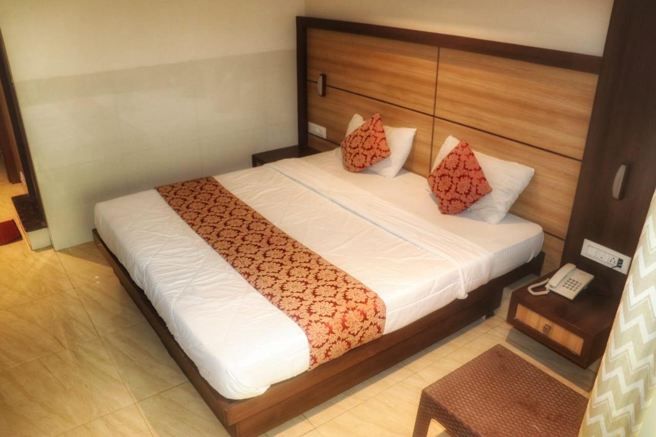 נאווי מומבאי Hotel Mourya Residency מראה חיצוני תמונה